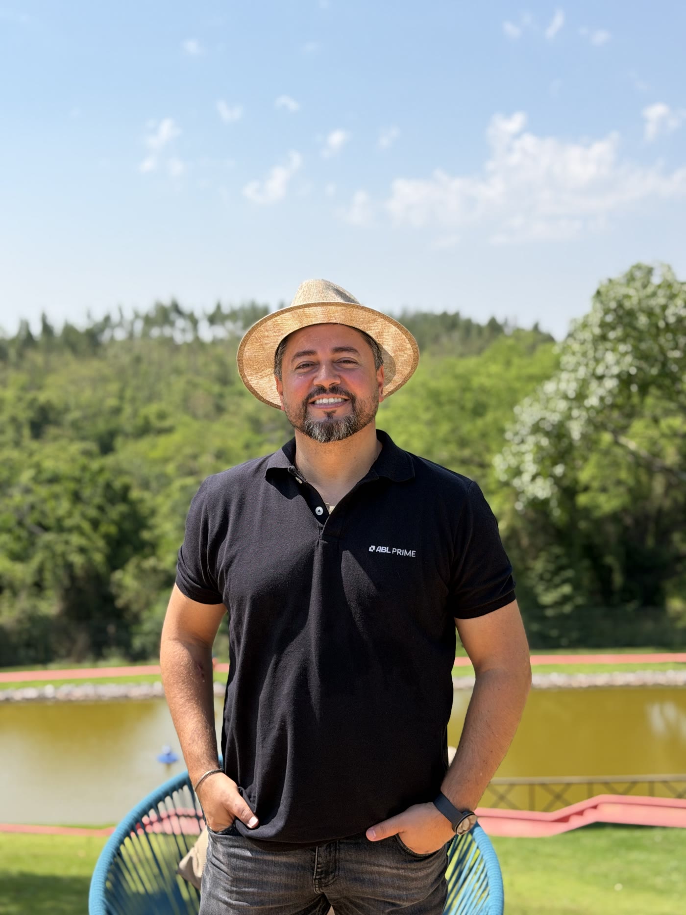 Ranier Beraldo Vieira em pé, com o lago ao fundo