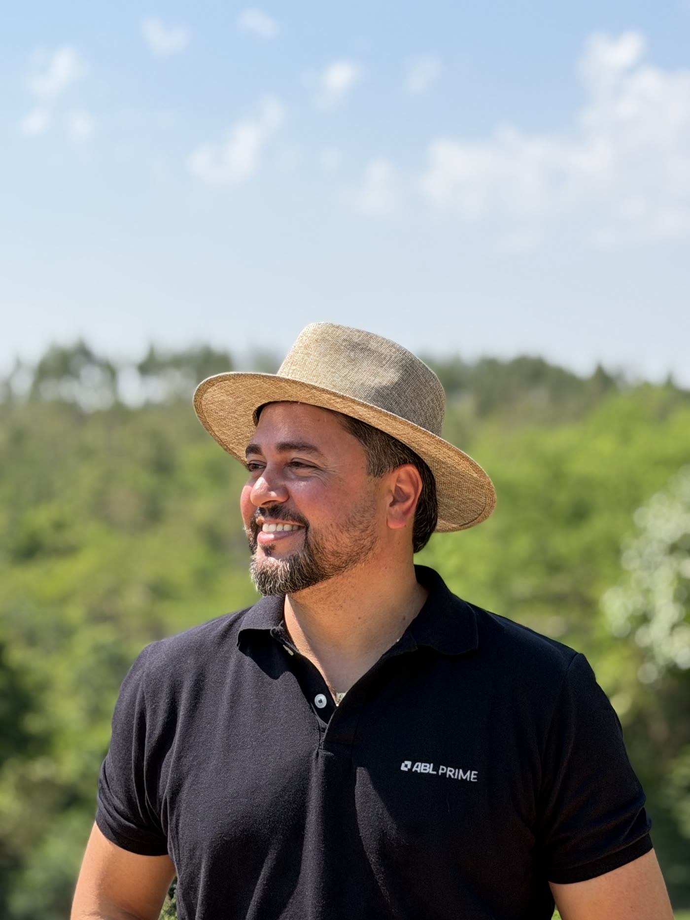 Ranier Beraldo Vieira sorrindo ao ar livre